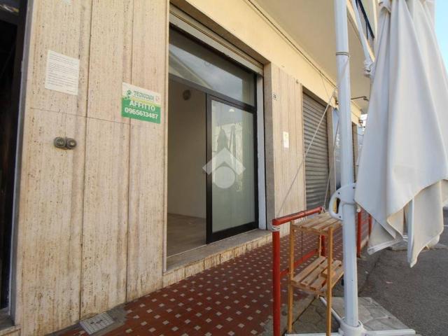 Locale Commerciale in affitto a Cannitello, Villa San Giovanni