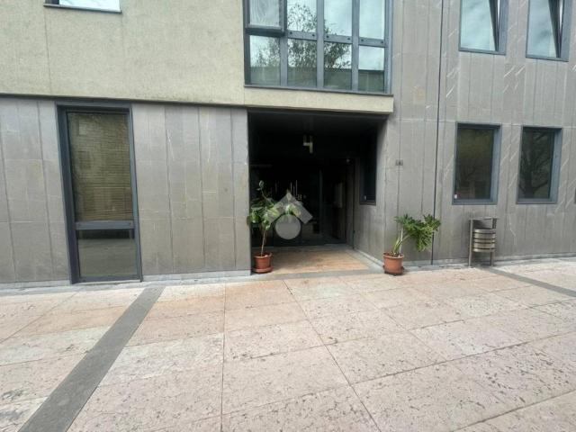 Locale Commerciale in affitto a Calzoni, Villafranca Di Verona