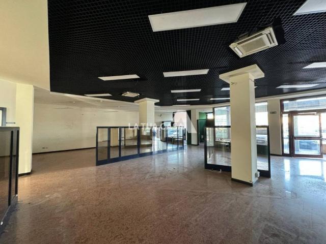 Locale Commerciale in affitto a Villafranca Di Verona, Veneto