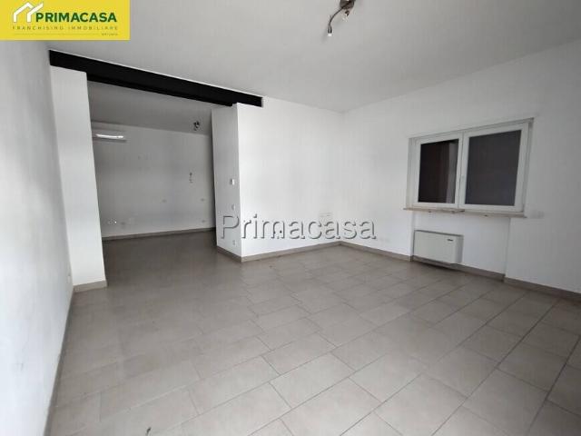Locale Commerciale in affitto a Dosdega, Villafranca Di Verona