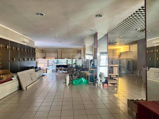 Locale Commerciale in affitto a Villafranca Di Verona, Veneto