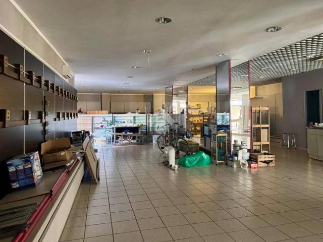 Locale Commerciale in affitto a Villafranca Di Verona, Veneto