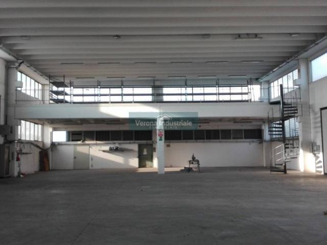 Locale Commerciale in affitto a Villafranca Di Verona, Veneto