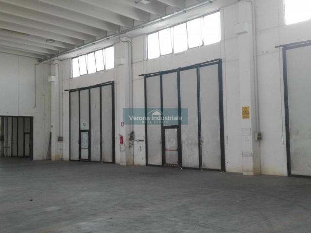 Locale Commerciale in affitto a Villafranca Di Verona, Veneto