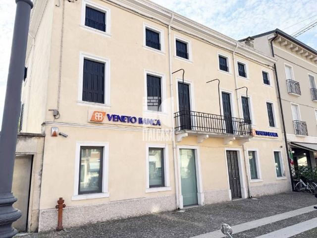 Locale Commerciale in affitto a Villafranca Di Verona, Veneto