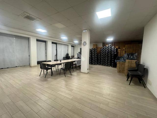 Locale Commerciale in affitto a Villafranca Di Verona, Veneto
