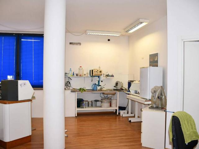Locale Commerciale in affitto a Villafranca Di Verona, Veneto