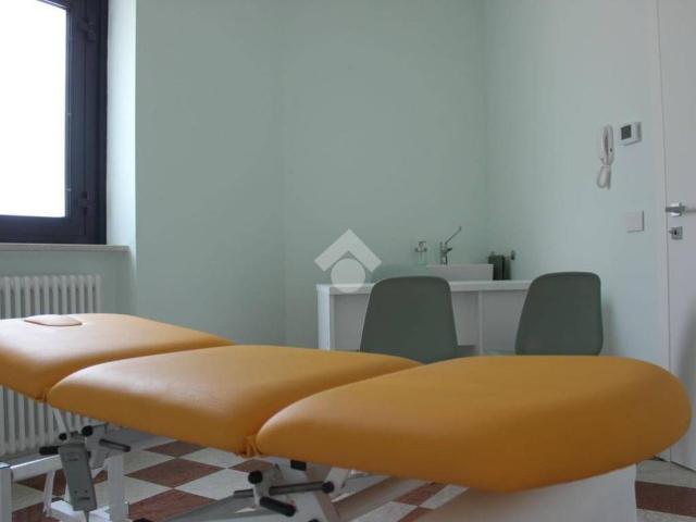 Locale Commerciale in affitto a Villafranca Di Verona, Veneto