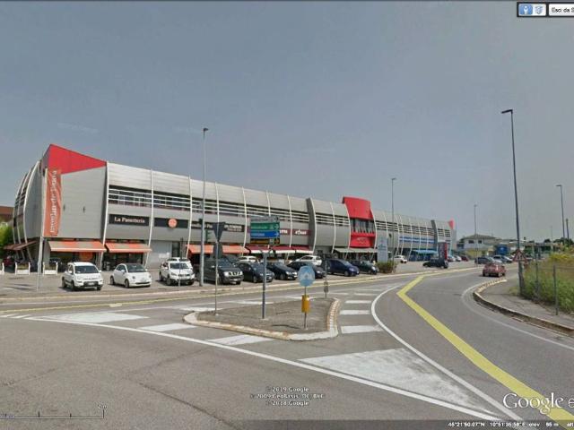 Locale Commerciale in affitto a Villafranca Di Verona, Veneto