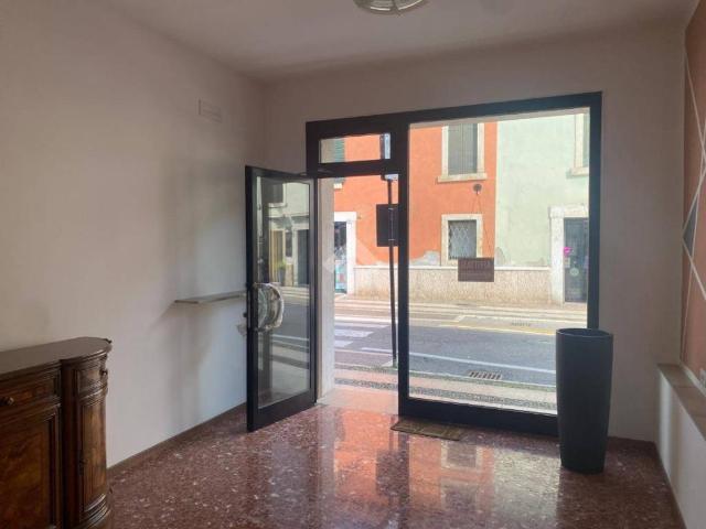 Locale Commerciale in affitto a Villafranca Di Verona, Veneto