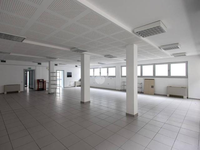 Locale Commerciale in affitto a Villafranca Di Verona, Veneto