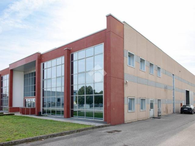 Locale Commerciale in affitto a Villafranca Di Verona, Veneto