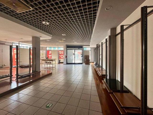 Locale Commerciale in affitto a Villafranca Di Verona, Veneto