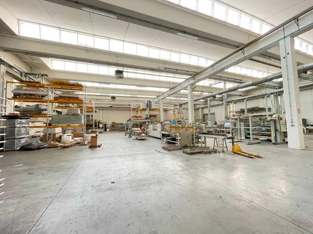 Locale Commerciale in affitto a Villafranca Di Verona, Veneto