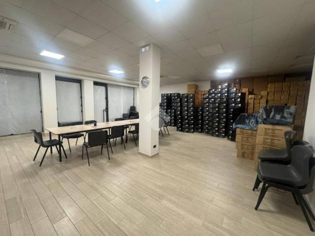Locale Commerciale in affitto a Villafranca Di Verona, Veneto