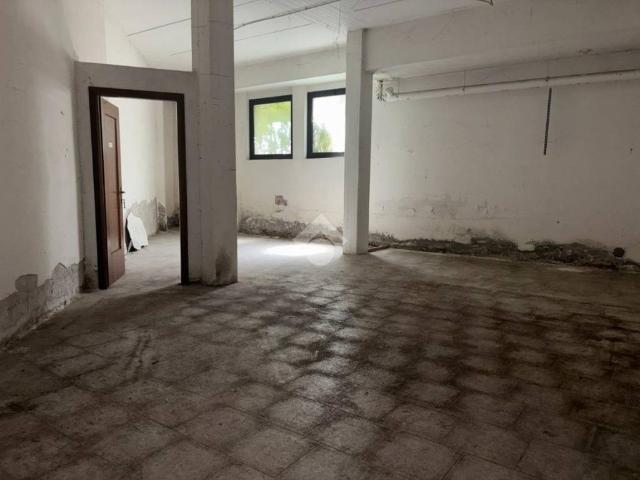 Locale Commerciale in affitto a Villafranca Di Verona, Veneto