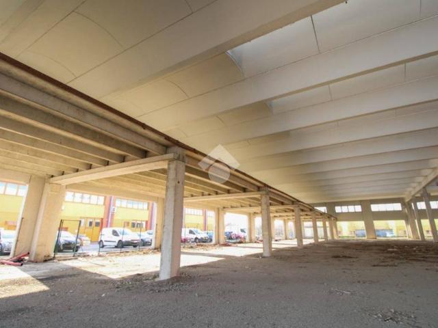 Locale Commerciale in affitto a Villasanta, San Fiorano