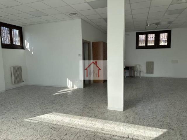 Locale Commerciale in affitto a Villorba, Veneto