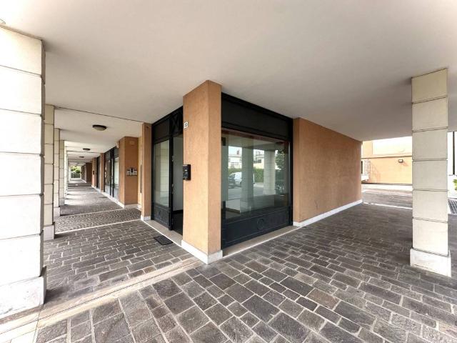 Locale Commerciale in affitto a Villorba, Veneto