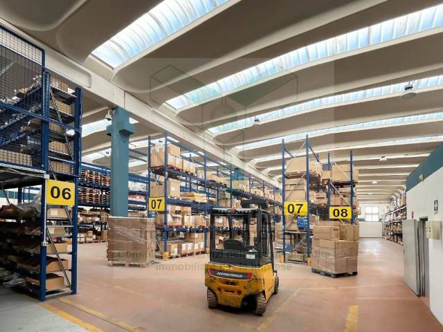 Locale Commerciale in affitto a Oreno, Vimercate