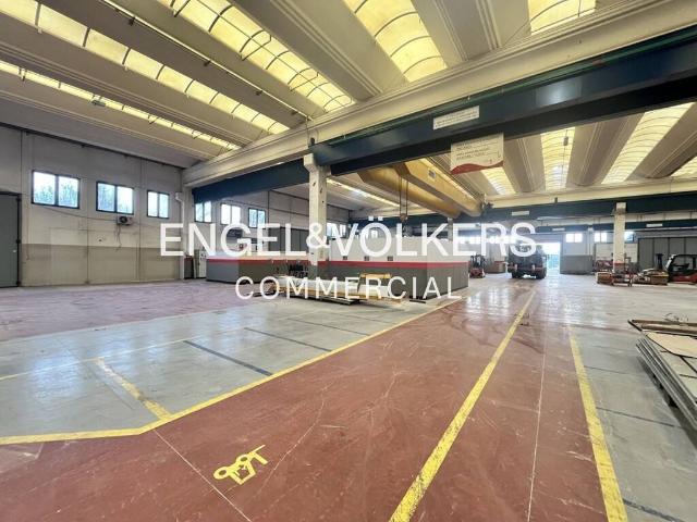 Locale Commerciale in affitto a Torri Bianche, Vimercate