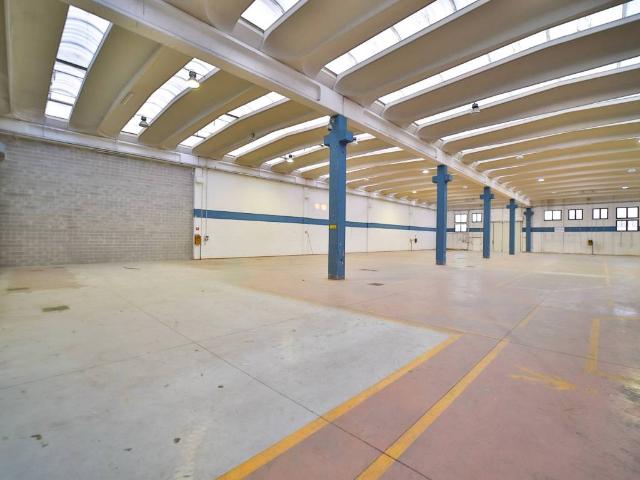 Locale Commerciale in affitto a San Maurizio, Vimercate
