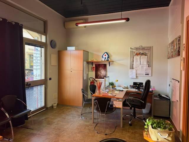 Locale Commerciale in affitto a Oreno, Vimercate
