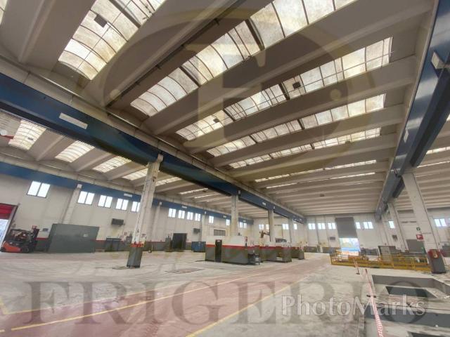 Locale Commerciale in affitto a Oldaniga, Vimercate