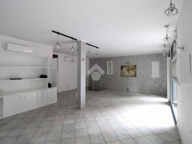 Locale Commerciale in affitto a San Maurizio, Vimercate