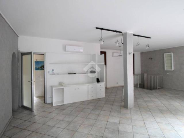 Locale Commerciale in affitto a San Maurizio, Vimercate