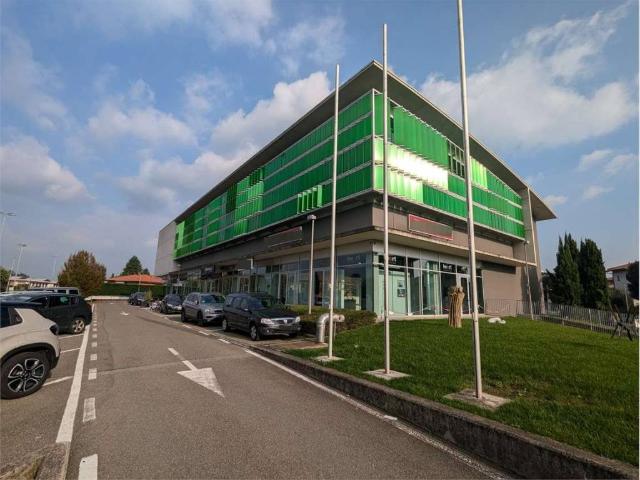 Locale Commerciale in affitto a Oldaniga, Vimercate