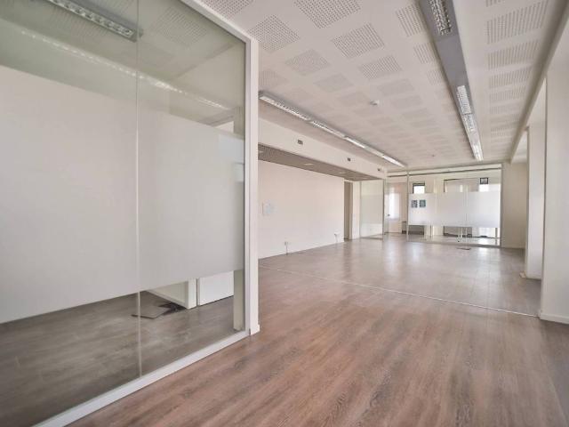 Locale Commerciale in affitto a Torri Bianche, Vimercate