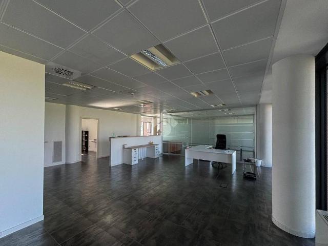 Locale Commerciale in affitto a Ruginello, Vimercate