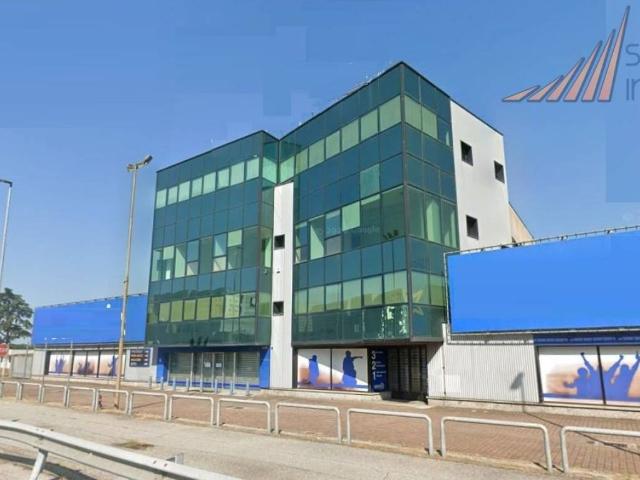 Locale Commerciale in affitto a Torri Bianche, Vimercate