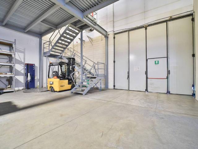Locale Commerciale in affitto a Oldaniga, Vimercate