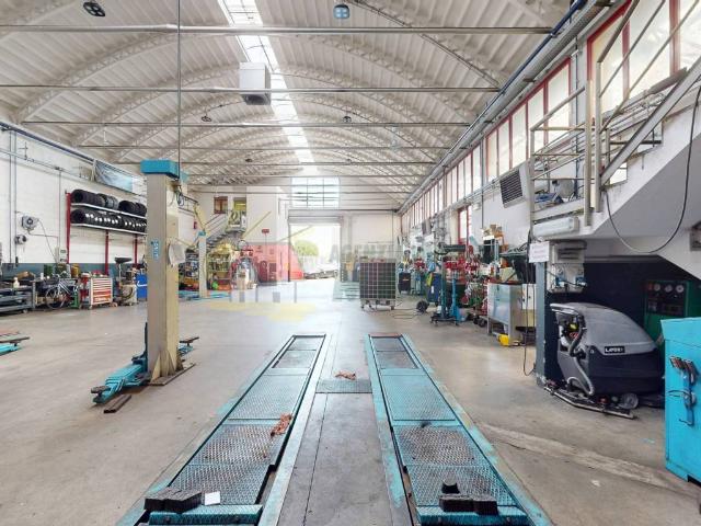 Locale Commerciale in affitto a Vimodrone, Lombardia