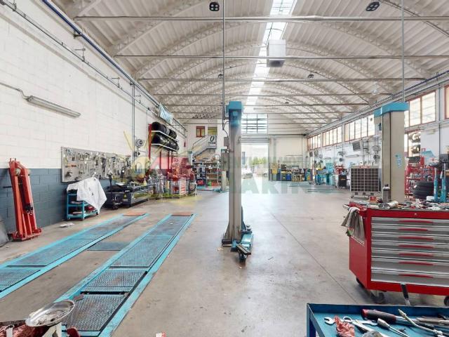 Locale Commerciale in affitto a Vimodrone, Lombardia