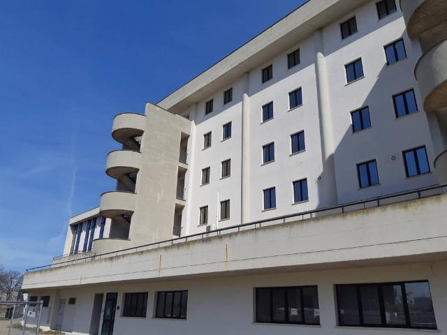 Locale Commerciale in affitto a Villanova, Viterbo
