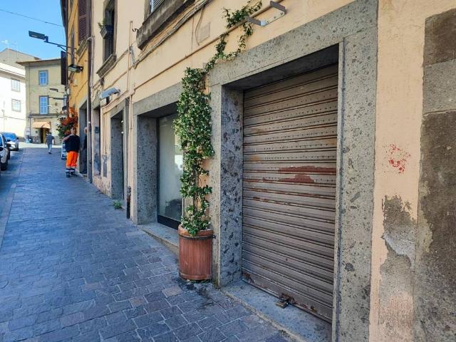 Locale Commerciale in affitto a Viterbo, Lazio