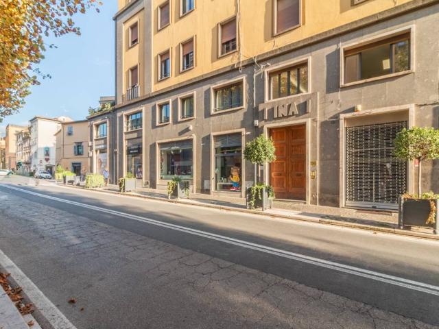 Locale Commerciale in affitto a Viterbo, Lazio