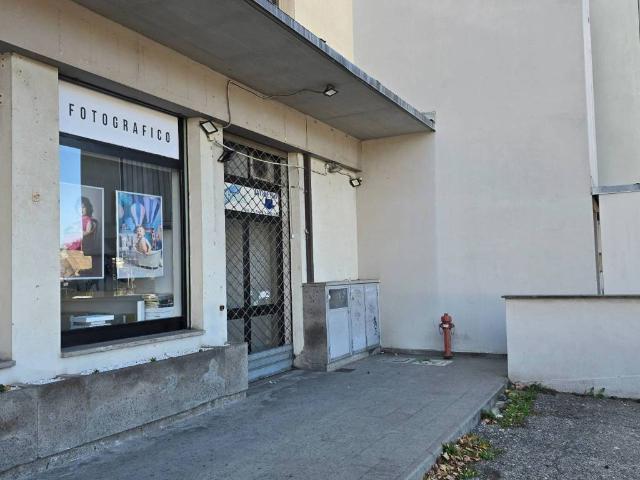 Locale Commerciale in affitto a Villanova, Viterbo