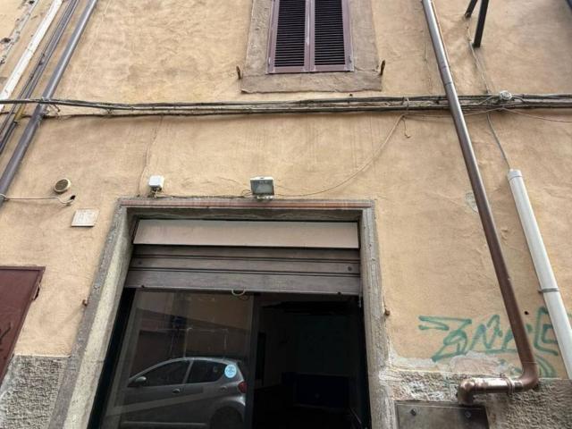 Locale Commerciale in affitto a Viterbo, Lazio