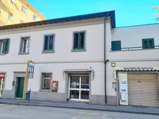 Locale Commerciale in affitto a Cappuccini, Viterbo