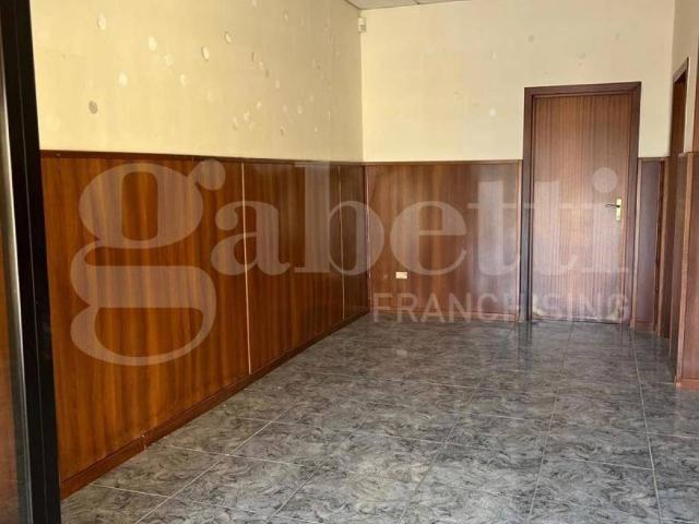 Locale Commerciale in affitto a Capua, Campania