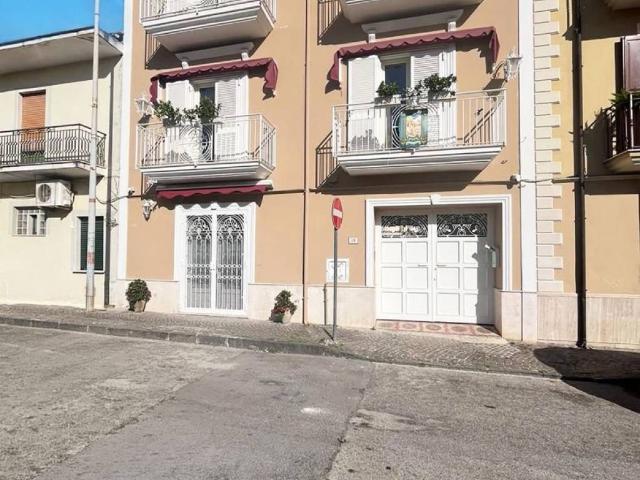 Locale Commerciale in affitto a Vitulazio, Campania