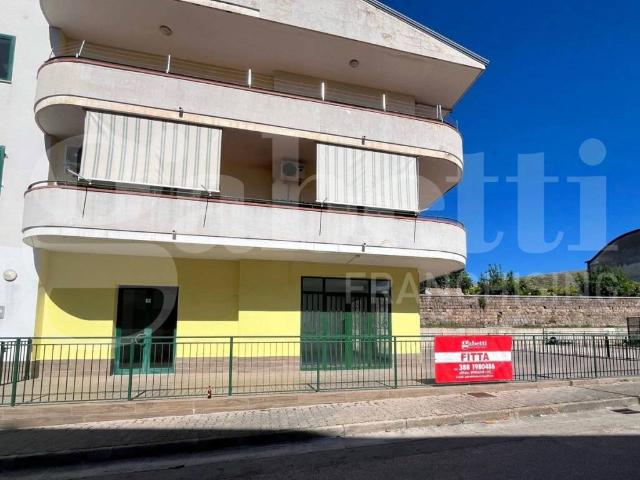 Locale Commerciale in affitto a Vitulazio, Campania