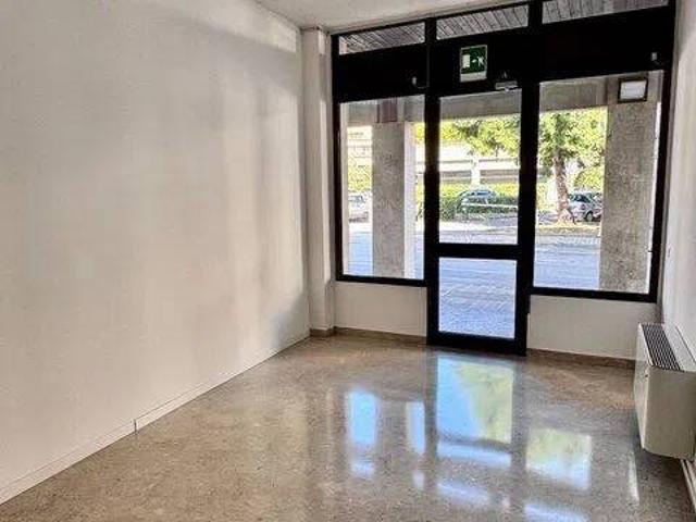 Locale Commerciale in affitto a Voghera, Lombardia