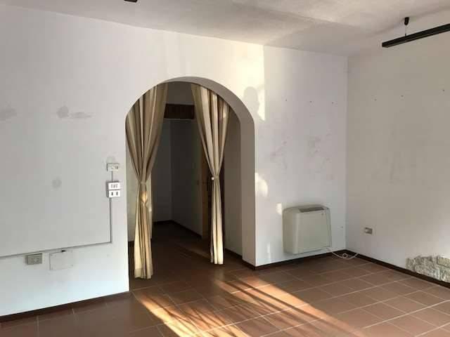 Locale Commerciale in affitto a Rione Pipelet, Voghera