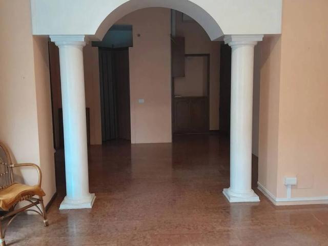 Locale Commerciale in affitto a Voghera, Lombardia