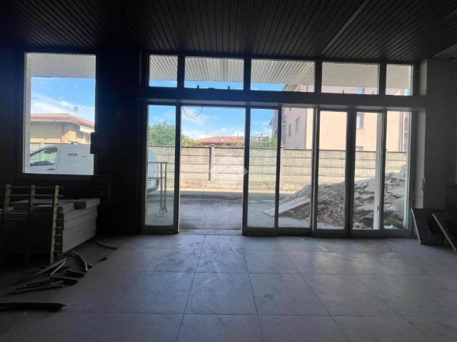 Locale Commerciale in affitto a Rione Pipelet, Voghera